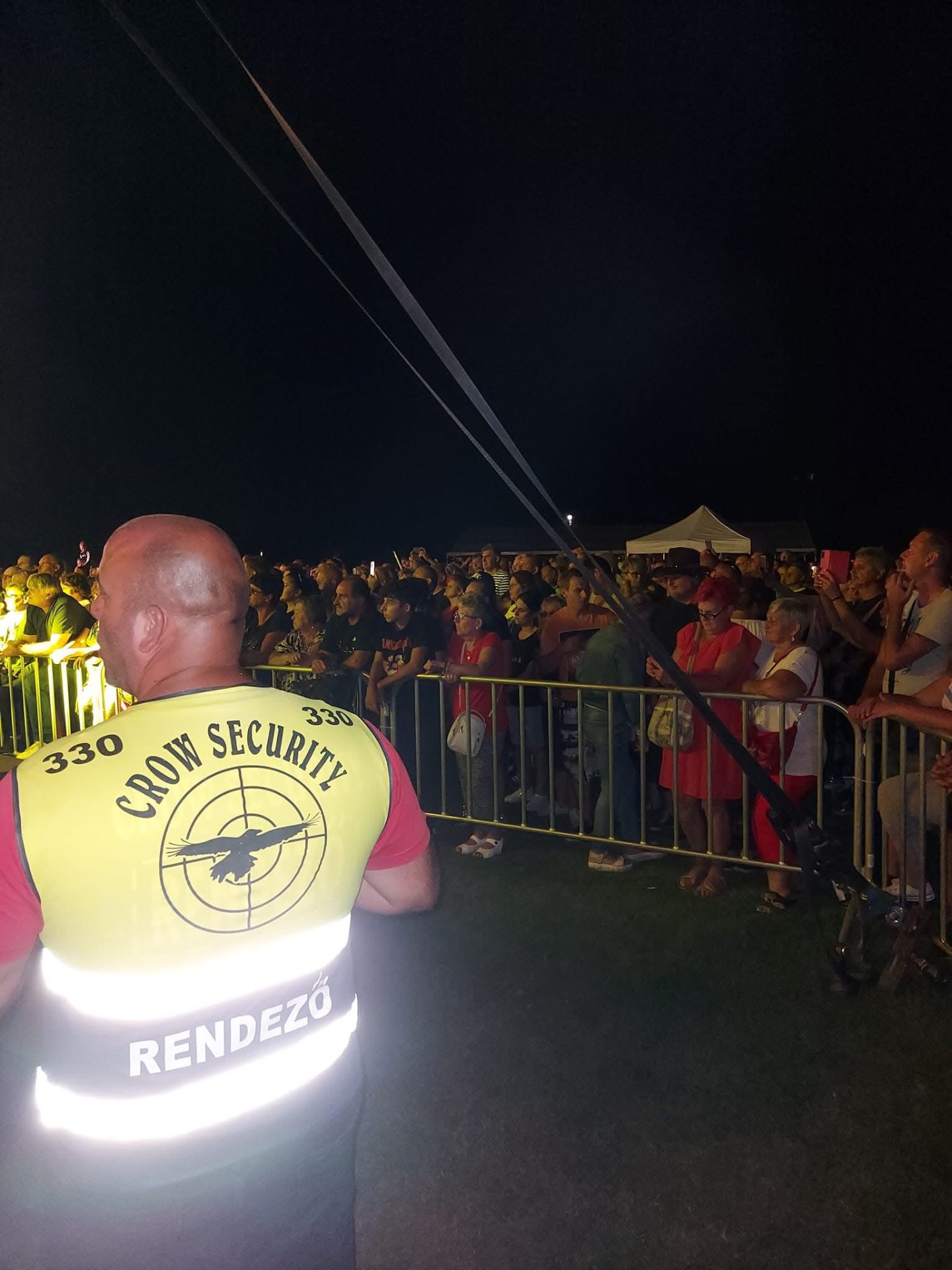 Crow Security rendező éjszakai koncerten