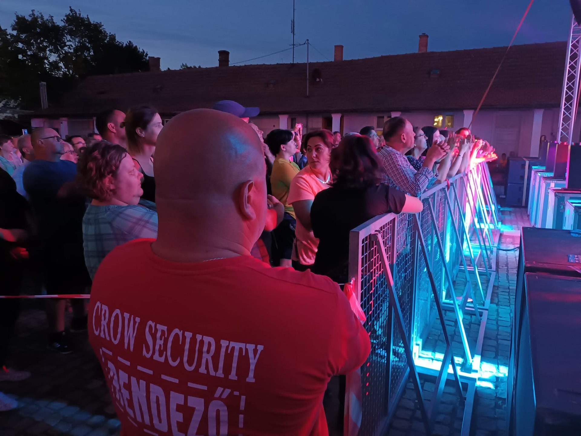 Crow Security rendező fények között