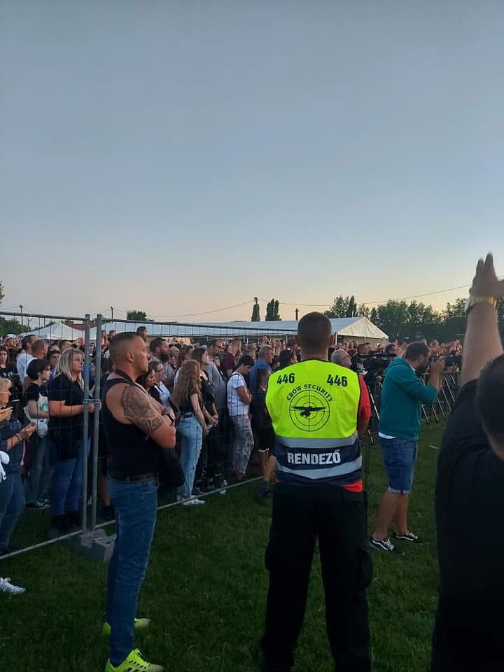 Crow Security rendező a tömeg előtt