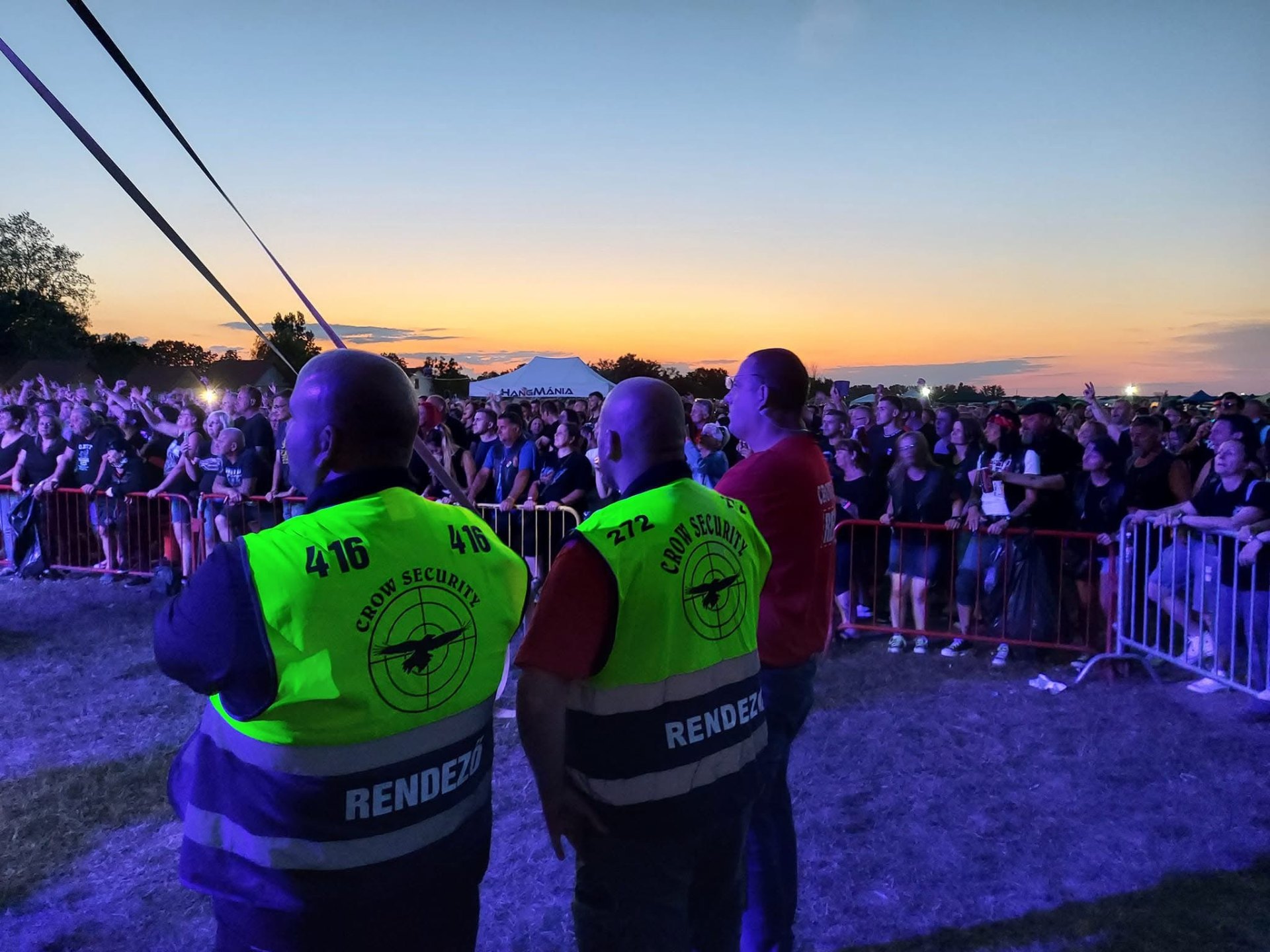 Crow Security rendezők naplementében