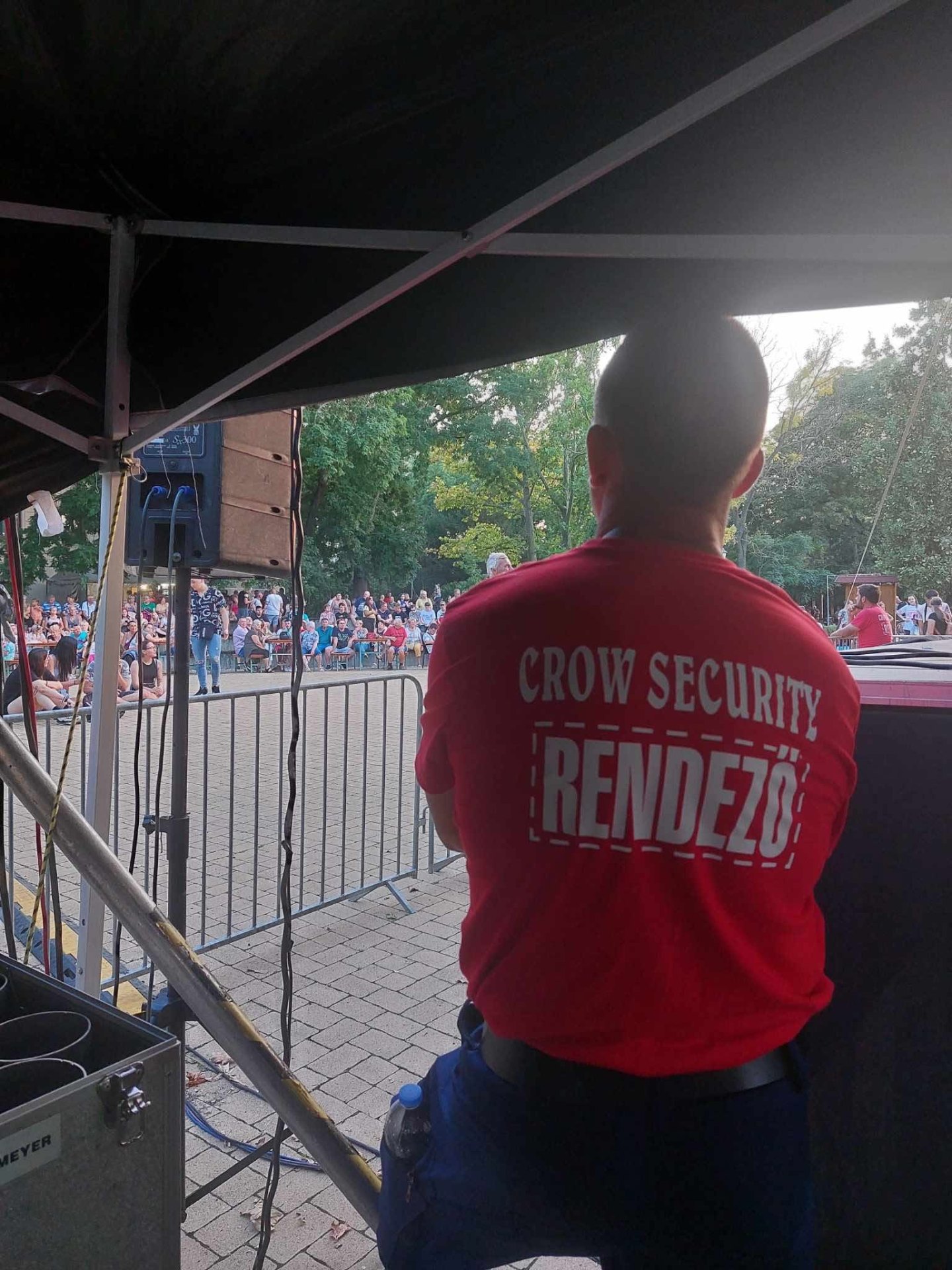 Crow Security rendező a színpad oldalán